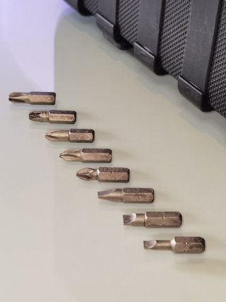 Estuche de taladro + puntas planas y estrías