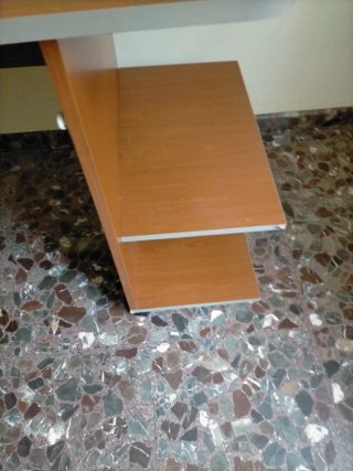 Mesa de ordenador de madera marrón