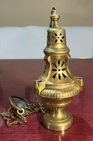 Incensario de metal dorado