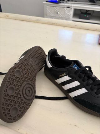Zapatillas Adidas Negras y Blancas, samba