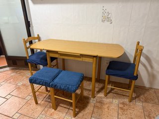 Mesa extensible con 2 sillas y 2 taburetes