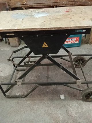 Mesa ingletadora con ruedas