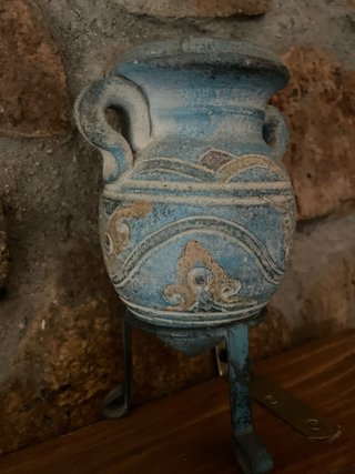 Ánfora decorativa azul y beige