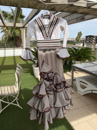 Vestido de flamenca beige y marrón
