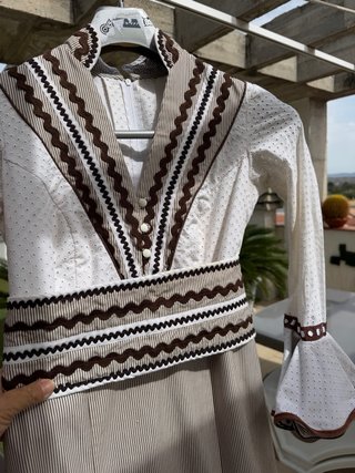 Vestido de flamenca beige y marrón