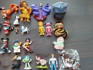 Lote de muñecos variados