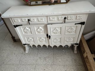 Mueble auxiliar blanco madera tallada