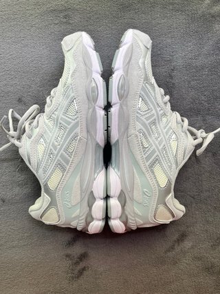 Zapatillas Asics Plata y Blanco