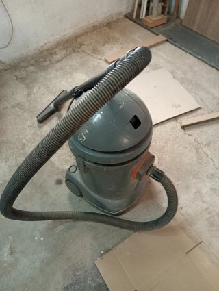 Aspiradora gris con manguera