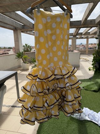 Falda flamenca volantes lunares camisa blanca