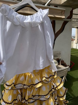 Falda flamenca volantes lunares camisa blanca