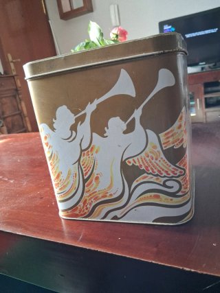 Caja de hojalata ángeles tocando trompetas