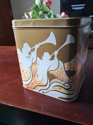 Caja de hojalata ángeles tocando trompetas