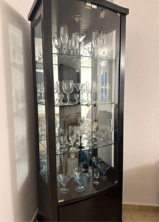 Vitrina de madera oscura con estantes de cristal