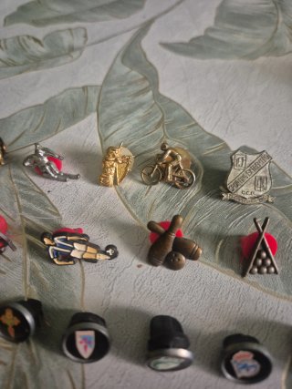 Lote 35 Pins Vintage: Barça, Sevilla, etc.