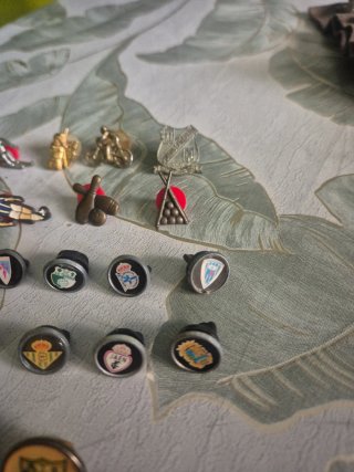 Lote 35 Pins Vintage: Barça, Sevilla, etc.