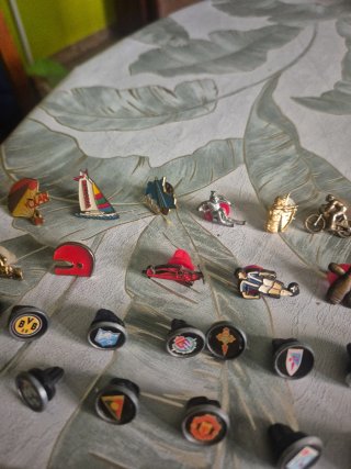 Lote 35 Pins Vintage: Barça, Sevilla, etc.