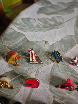 Lote 35 Pins Vintage: Barça, Sevilla, etc.
