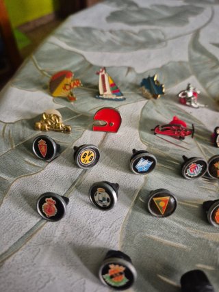 Lote 35 Pins Vintage: Barça, Sevilla, etc.