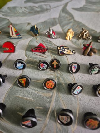 Lote 35 Pins Vintage: Barça, Sevilla, etc.