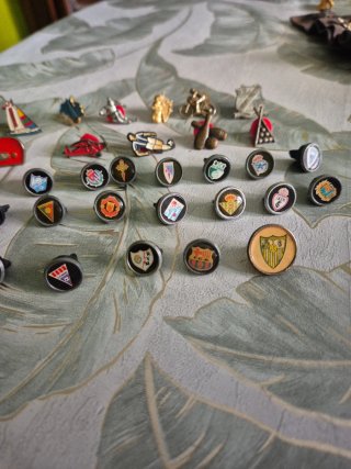 Lote 35 Pins Vintage: Barça, Sevilla, etc.