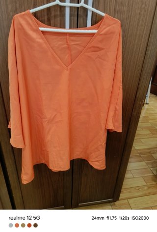 Camiseta naranja cuello pico talla como 50_52