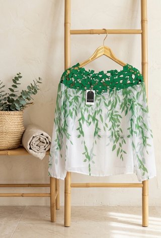 Blusa verde y blanca con estampado de hojas