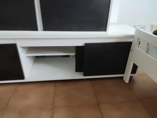 Mueble TV salón blanco y negro