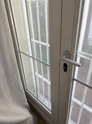 Ventana balconera con rejas