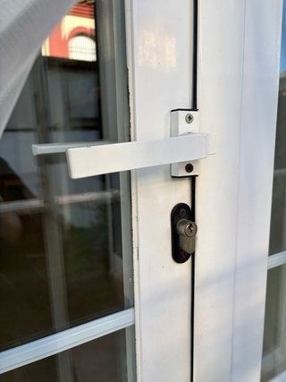 Ventana balconera con rejas