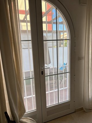 Ventana balconera con rejas