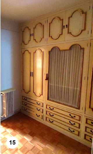 Armario beige y dorado con puertas de cristal