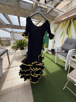 Vestido Flamenco Negro con Volantes Amarillos