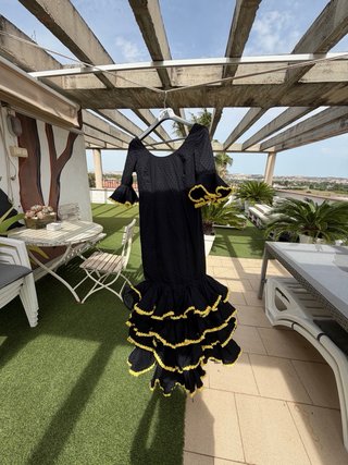Vestido Flamenco Negro con Volantes Amarillos