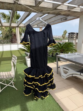 Vestido Flamenco Negro con Volantes Amarillos