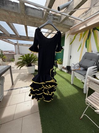 Vestido Flamenco Negro con Volantes Amarillos