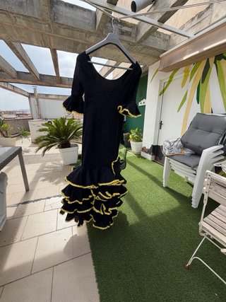 Vestido Flamenco Negro con Volantes Amarillos
