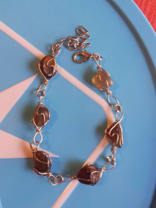 Pulsera de piedras marrones
