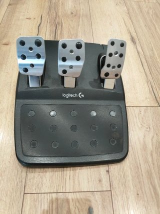 Volante Logitech G29. Pedales y palanca de cambio