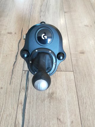 Volante Logitech G29. Pedales y palanca de cambio