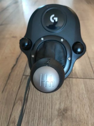 Volante Logitech G29. Pedales y palanca de cambio