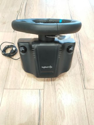 Volante Logitech G29. Pedales y palanca de cambio