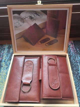 2 Carteras y 2 Llaveros Marrones