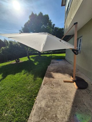 Pérgola de tela y madera color beige.