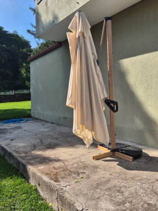 Pérgola de tela y madera color beige.