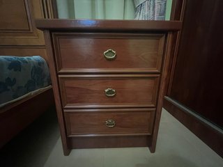 Mesita de noche de madera