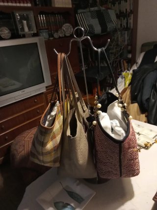 Colgador de bolsos de acero inoxidable.tengo mas