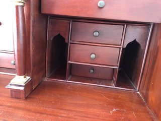 Escritorio de madera con cajones