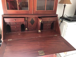 Escritorio de madera con cajones