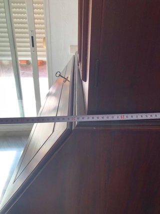Escritorio de madera con cajones